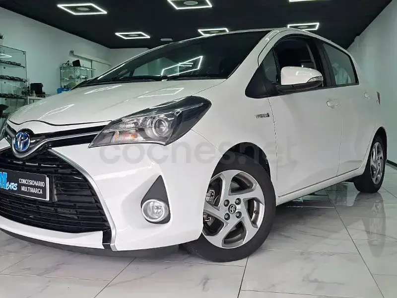 Usado Toyota Yaris Hybrid Active 100 CV (73 kW) 2020 Blanco Berlina