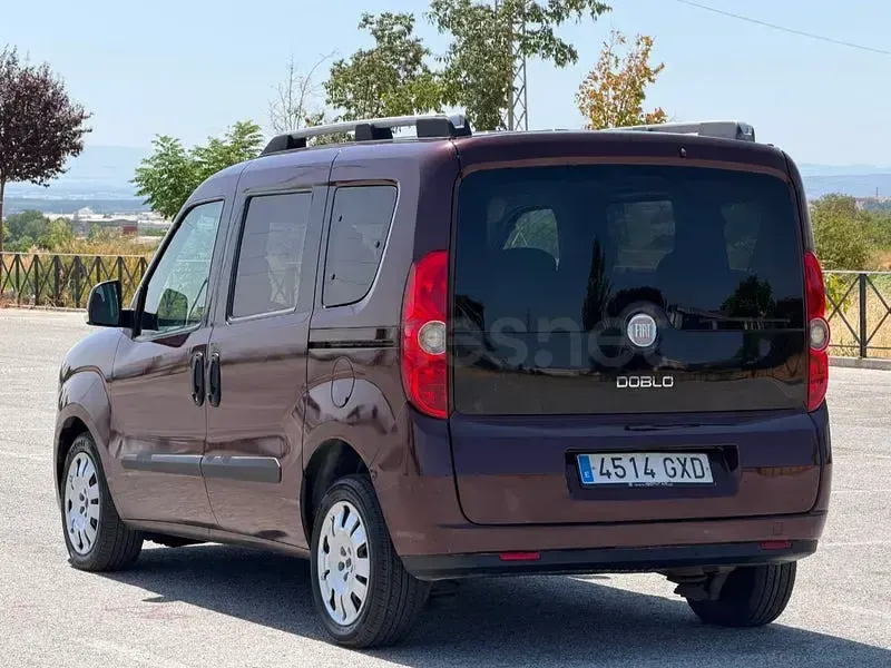 Usado Fiat Doblò Emotion 105 CV (77 kW) 2011 Granate Monovolumen