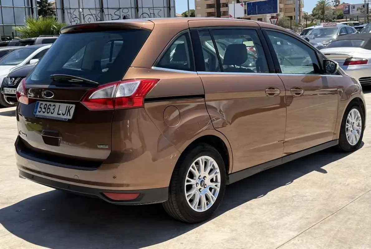Usado Ford Grand C-Max S 125 CV (91 kW) 2014 Beige Monovolumen
