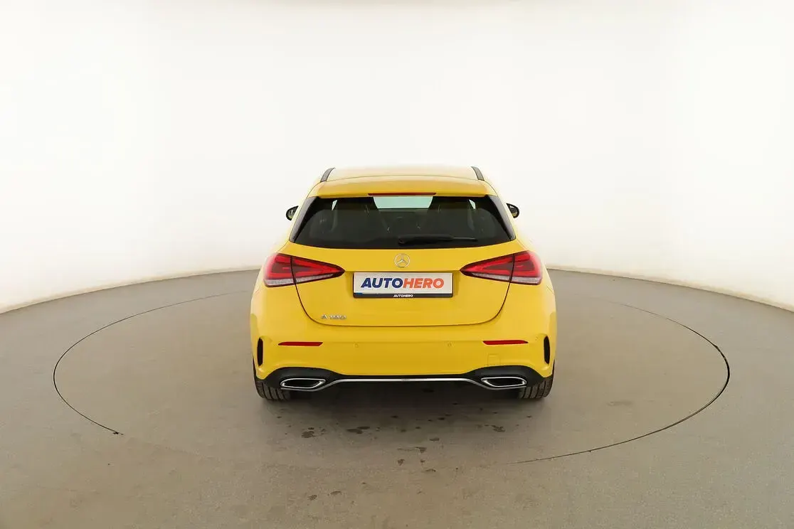 Usado Mercedes A180 AMG line 136 CV (100 kW) 2020 Amarillo Berlina