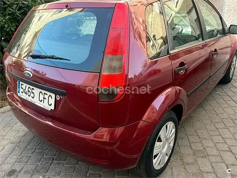 Usado Ford Fiesta Trend 80 CV (58 kW) 2003 Rojo Utilitario