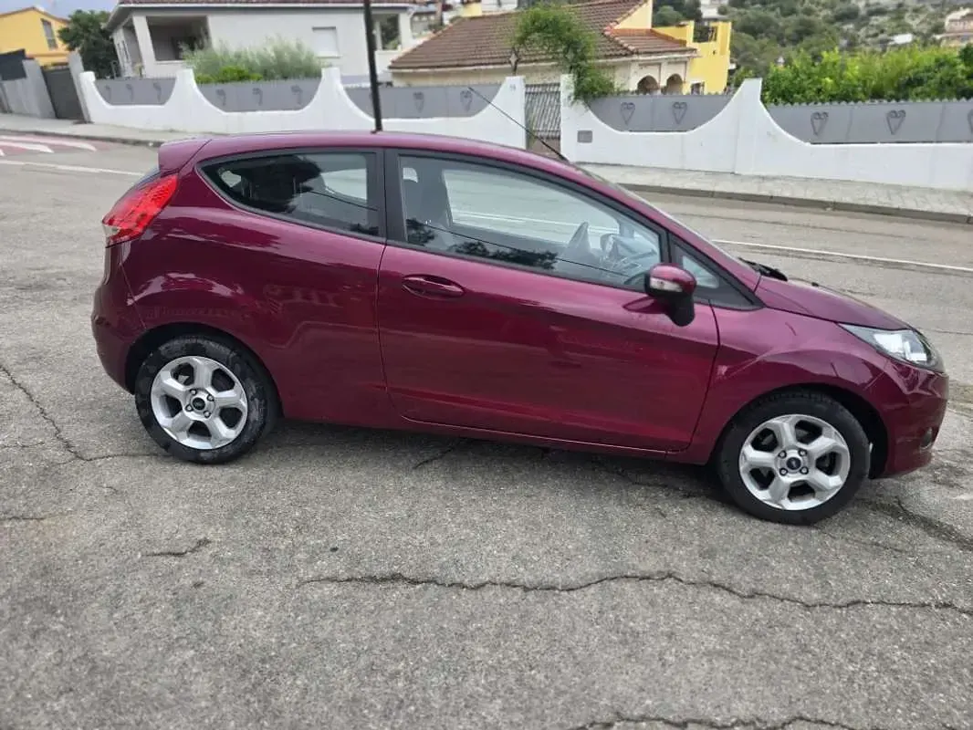 Usado Ford Fiesta Trend 82 CV (60 kW) 2009 Burdeos Utilitario