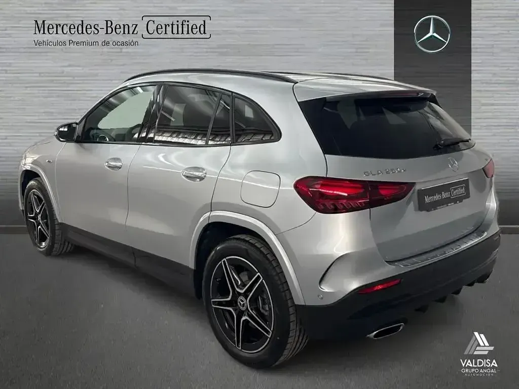 Usado Mercedes GLA250 AMG line 218 CV (160 kW) 2025 Gris / plateado SUV