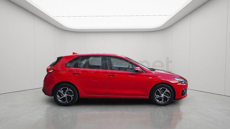 Usado Hyundai i30 120 CV (88 kW) 2022 Rojo Berlina