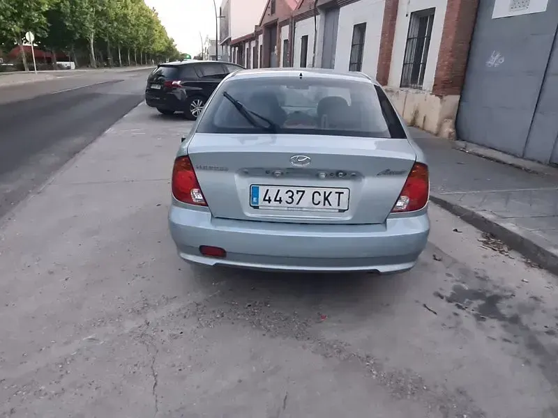 Usado Hyundai Accent GLS 102 CV (75 kW) 2003 Azul Berlina