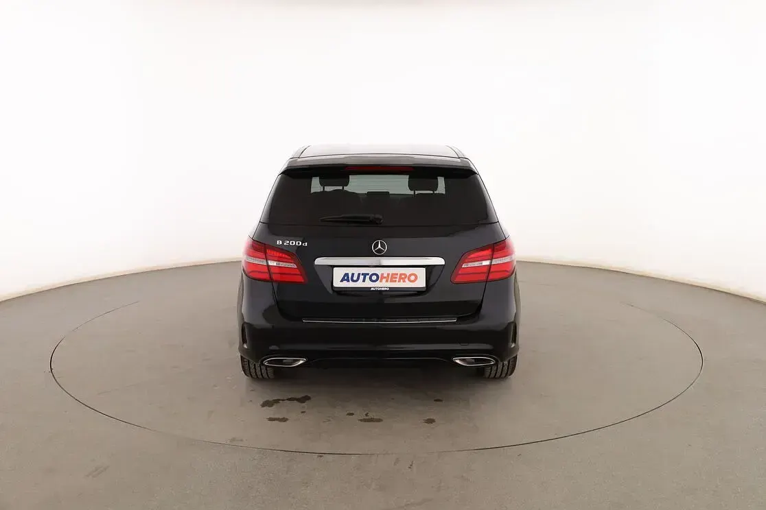 Usado Mercedes B200 Urban 136 CV (100 kW) 2018 Negro Utilitario