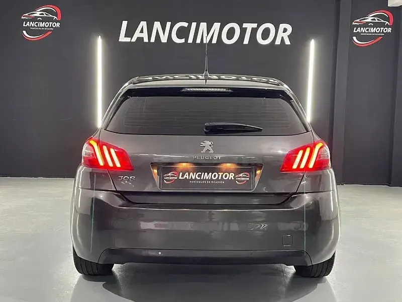 Usado Peugeot 308 Allure 110 CV (80 kW) 2020 Gris / plata Berlina
