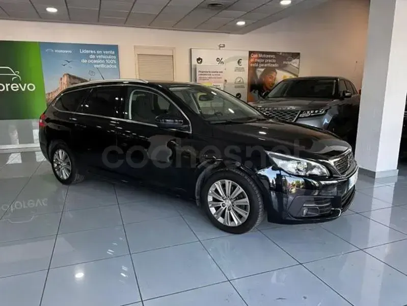Usado Peugeot 308 SW Style 130 CV (95 kW) 2021 Negro Familiar