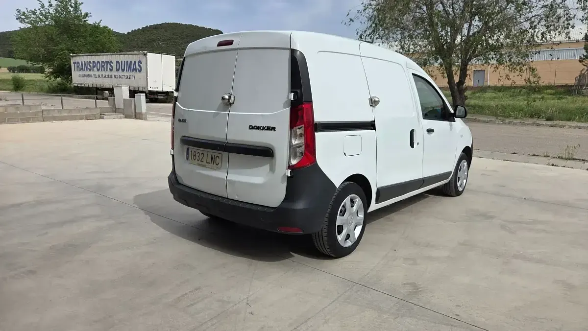 Usado Dacia Dokker Essentiel 107 CV (78 kW) 2021 Blanco Monovolumen