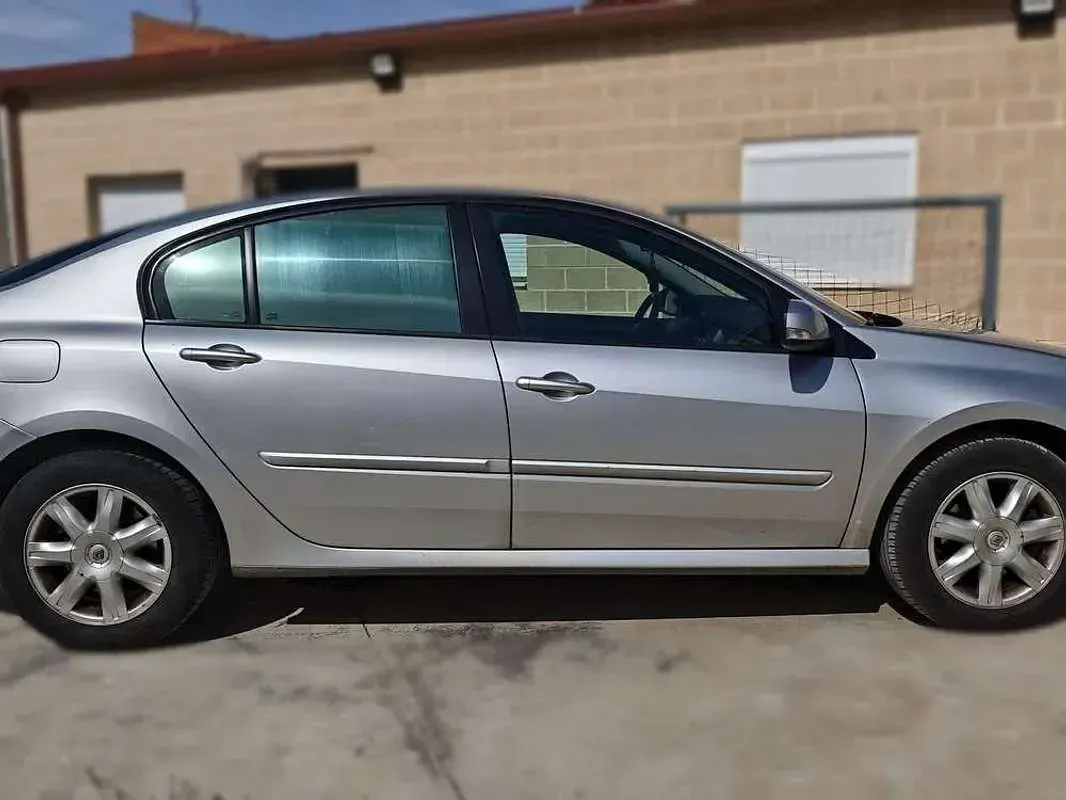 Usado Renault Laguna III Expression 131 CV (96 kW) 2010 Gris Berlina