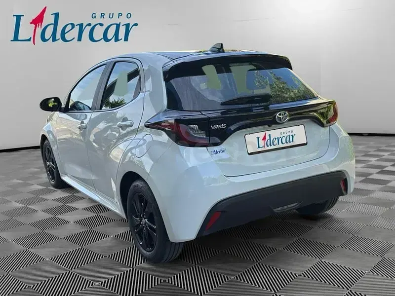 Usado Toyota Yaris Hybrid Business Edition 116 CV (85 kW) 2023 Blanco Berlina