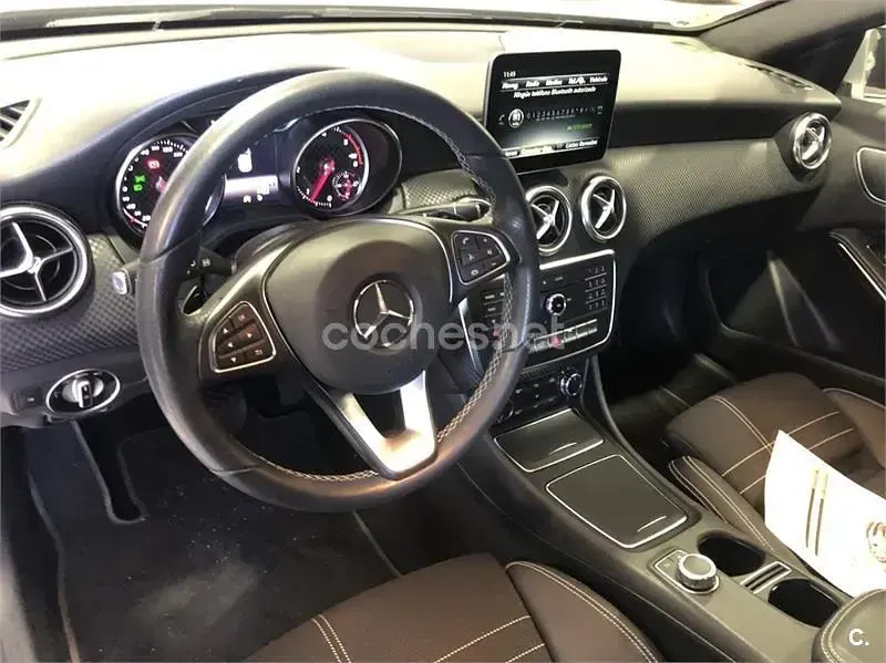 Usado Mercedes A200 Urban 136 CV (100 kW) 2017 Gris / plata Berlina
