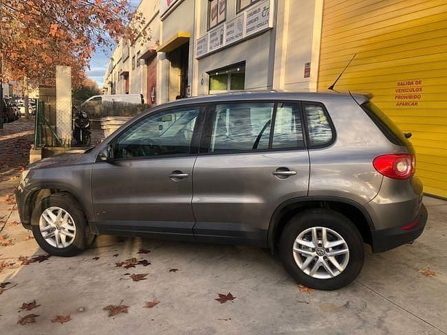 Usado VW Tiguan Advance 122 CV (89 kW) 2011 Gris SUV