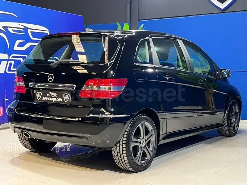 Usado Mercedes B180 116 CV (85 kW) 2010 Negro Monovolumen