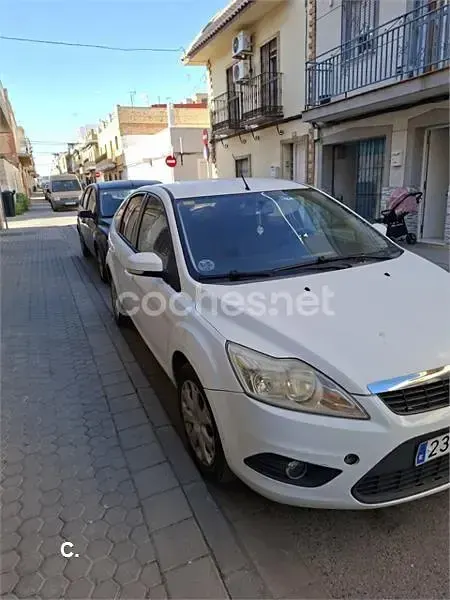 Usado Ford Focus Trend 109 CV (80 kW) 2010 Blanco Berlina