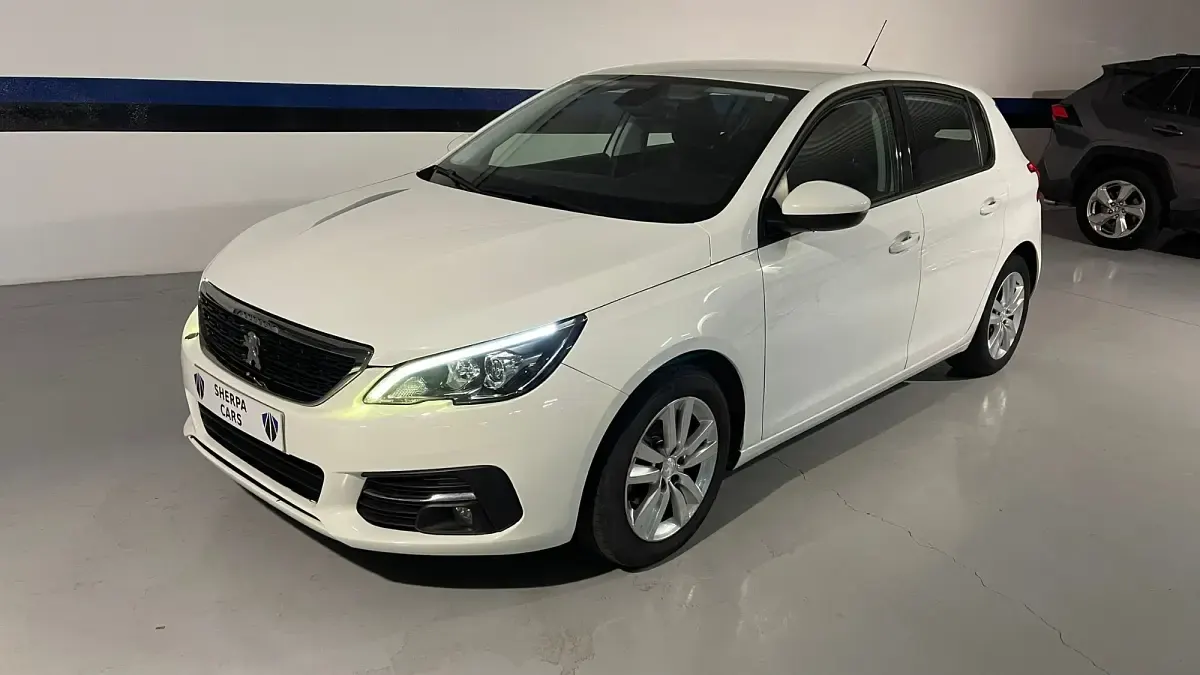 Usado Peugeot 308 Active 130 CV (95 kW) 2021 Blanco Berlina