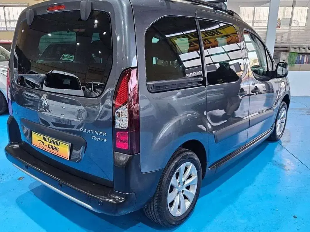 Usado Peugeot TePee Active 109 CV (80 kW) 2018 Negro Van