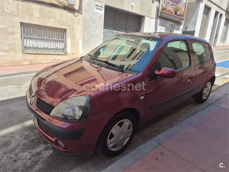 Usado Renault Clio 75 CV (55 kW) 2002 Rojo Berlina