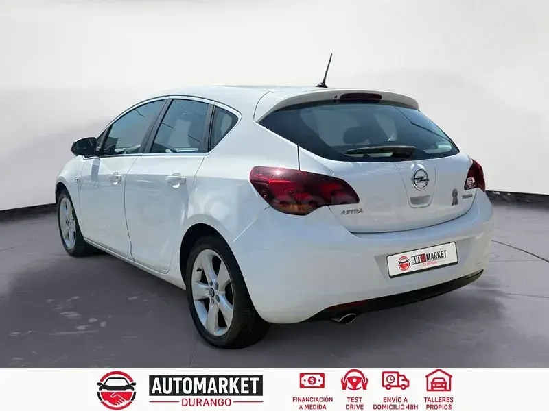 Usado Opel Astra Cosmo 140 CV (102 kW) 2011 Blanco Berlina