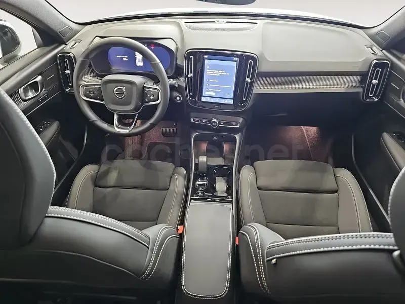 Usado Volvo XC40 Plus 163 CV (119 kW) 2025 Blanco SUV