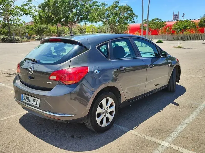 Usado Opel Astra Selective 110 CV (80 kW) 2015 Gris / plata Berlina