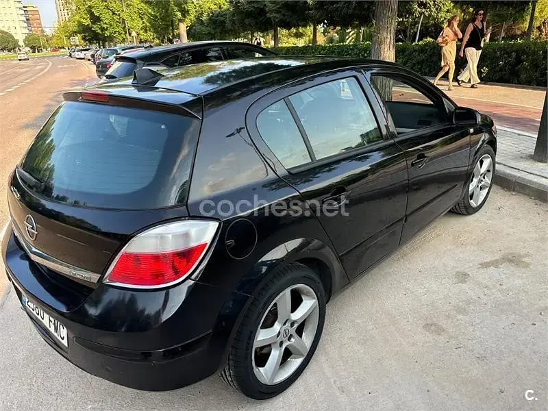 Usado Opel Astra Cosmo 120 CV (88 kW) 2007 Negro Berlina