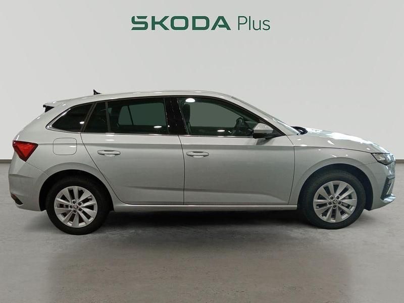 Usado Skoda Scala Selection 115 CV (84 kW) 2025 Gris plata Utilitario