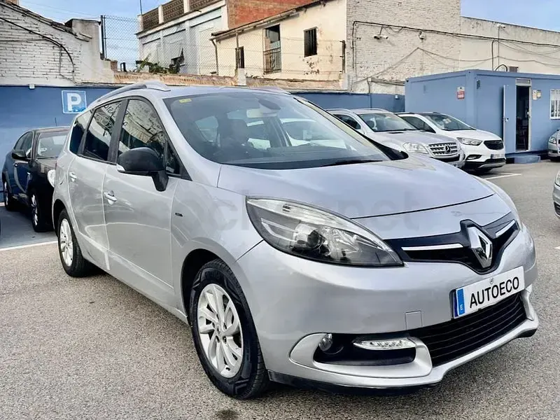 Usado Renault Grand Scénic III LIMITED 110 CV (80 kW) 2015 Gris / plata Monovolumen