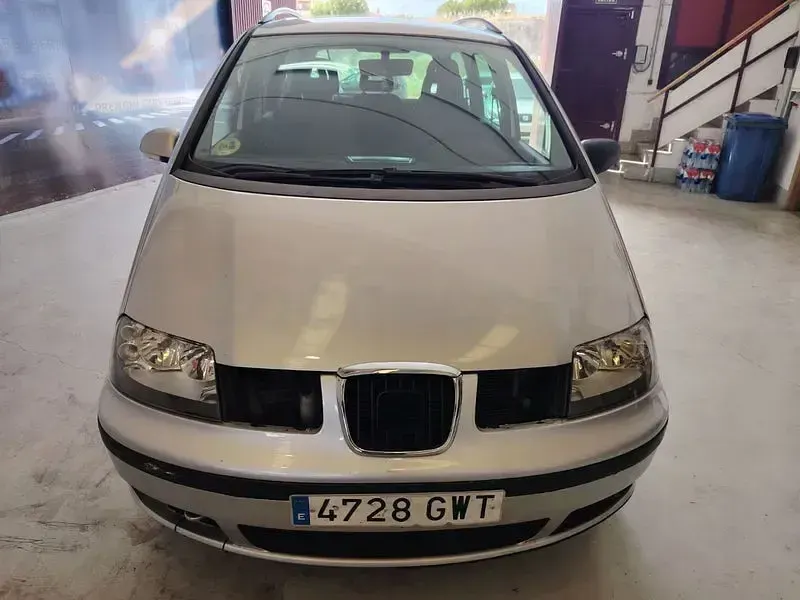 Usado Seat Alhambra Reference 140 CV (102 kW) 2010 Gris / plata Monovolumen