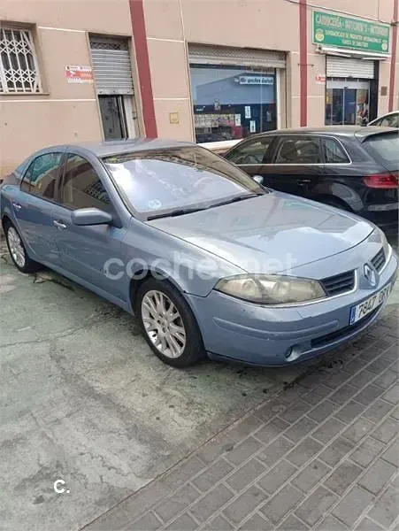 Usado Renault Laguna II Dynamique 135 CV (99 kW) 2005 Gris / plata Berlina