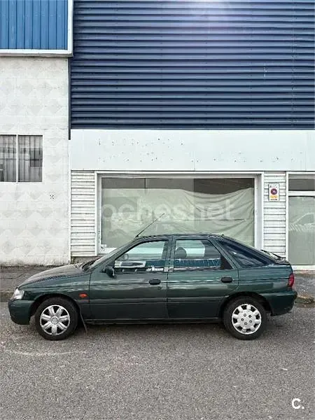 Usado Ford Escort 90 CV (66 kW) 1999 Verde Berlina