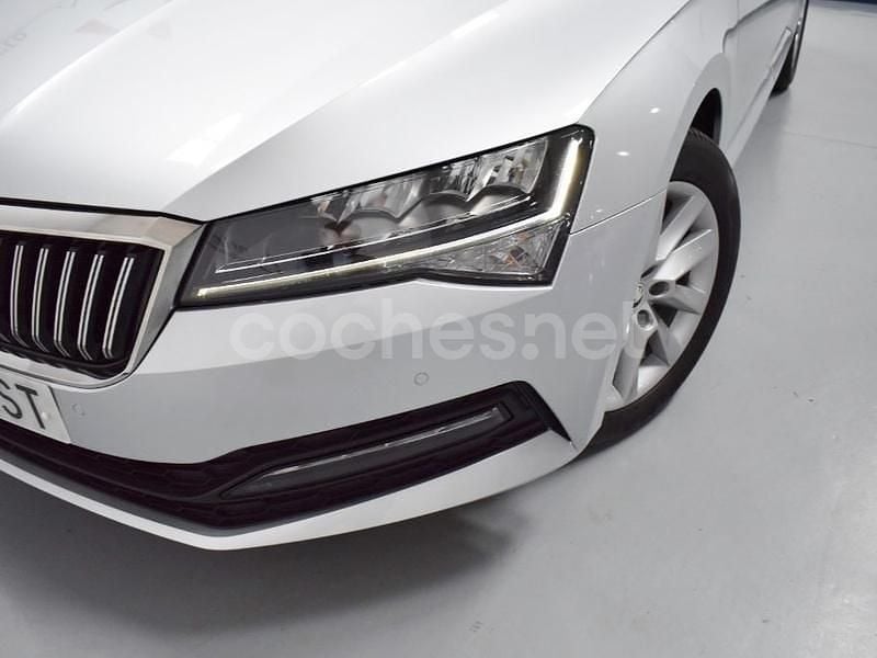 Usado Skoda Superb Ambition 150 CV (110 kW) 2021 Gris / plata Berlina