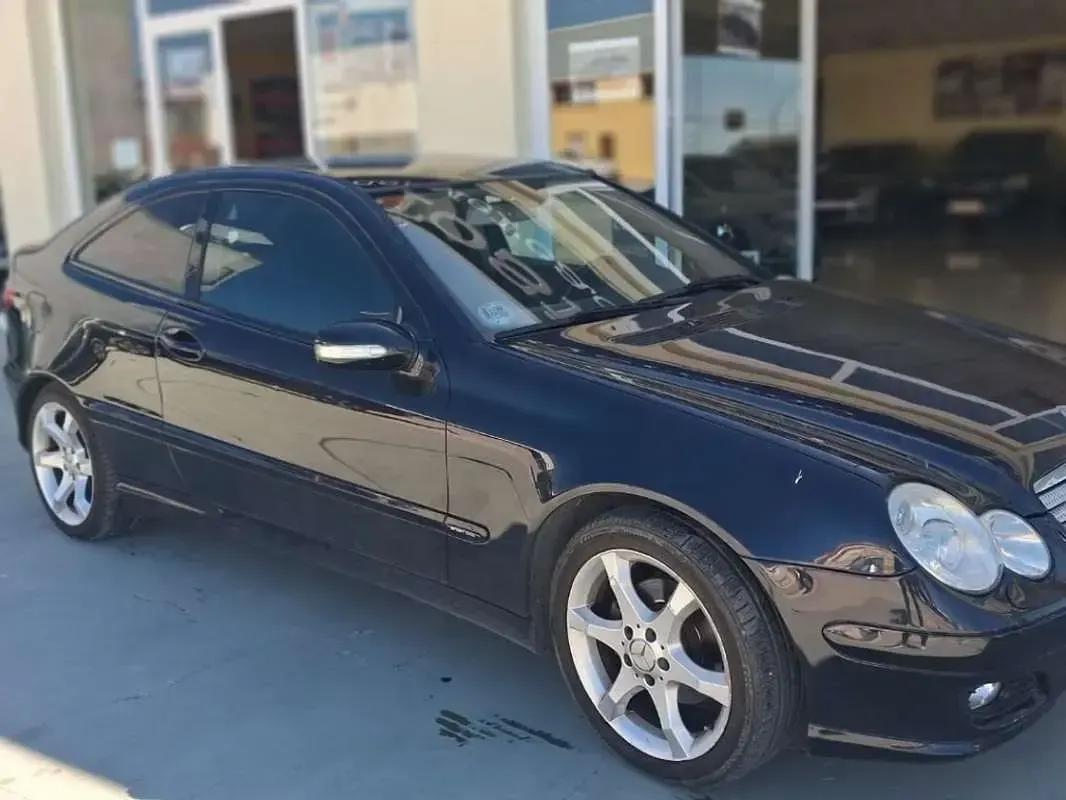 Usado Mercedes C200 Classic 122 CV (89 kW) 2007 Negro Berlina