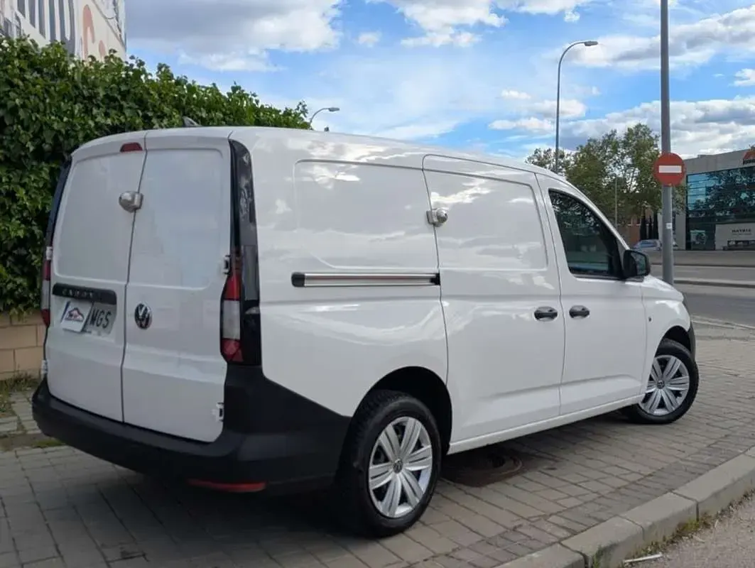 Usado VW Caddy Maxi 102 CV (75 kW) 2023 Blanco Monovolumen