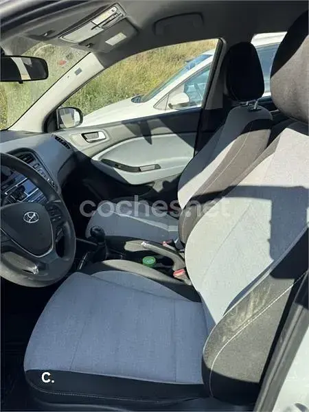 Usado Hyundai i20 84 CV (61 kW) 2016 Gris / plata Berlina