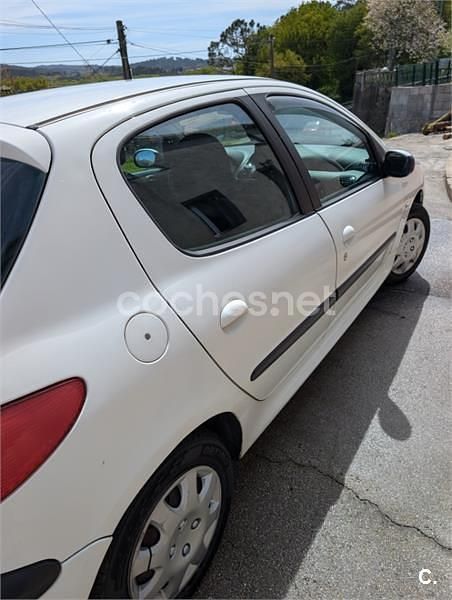 Usado Peugeot 206 70 CV (51 kW) 2005 Blanco Berlina