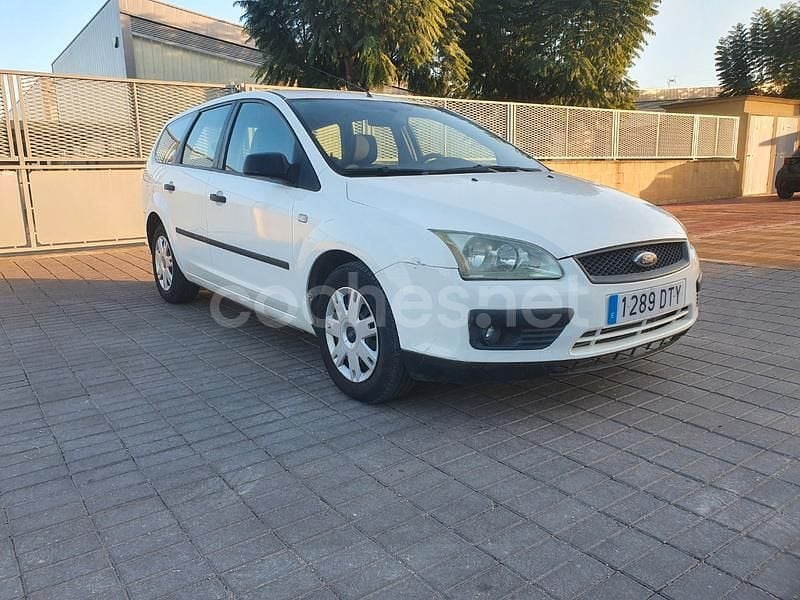 Blanco Usado 2006 Ford Focus Trend Familiar | 2990 € (Precio justo) - Imagen 1/4