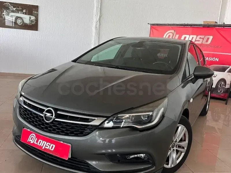 Usado Opel Astra Selective 125 CV (91 kW) 2018 Gris / plata Berlina
