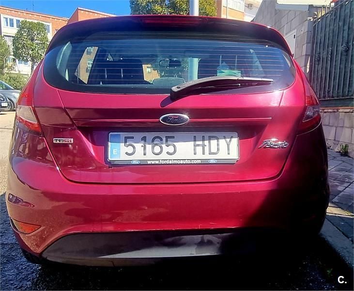 Usado Ford Fiesta Trend 68 CV (50 kW) 2011 Granate Utilitario