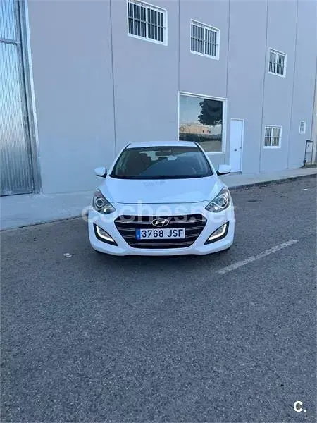 Usado Hyundai i30 90 CV (66 kW) 2016 Blanco Berlina