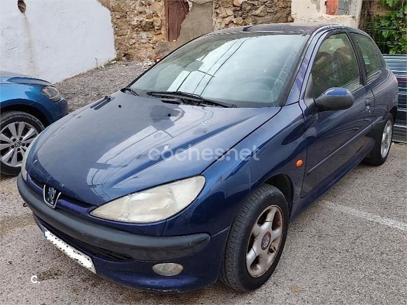 Usado Peugeot 206 70 CV (51 kW) 1999 Azul Utilitario