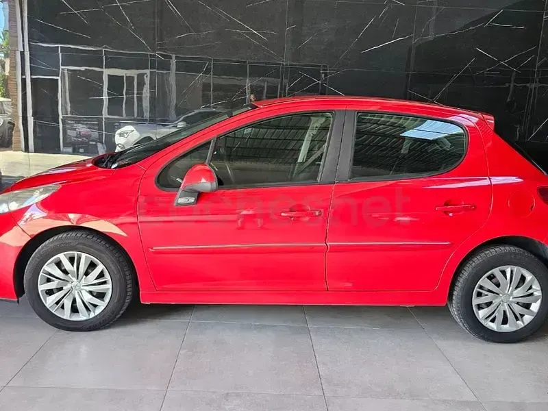 Begagnad Peugeot 207 68 HK (50 kW) 2013 Röd Sedan