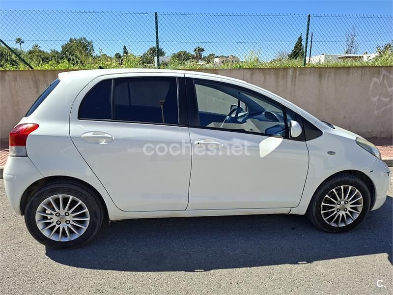 Usado Toyota Yaris Active 101 CV (74 kW) 2009 Blanco Utilitario