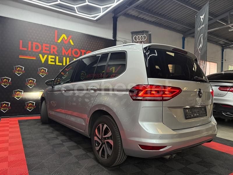 Usado VW Touran Advance 150 CV (110 kW) 2022 Gris / plata Monovolumen