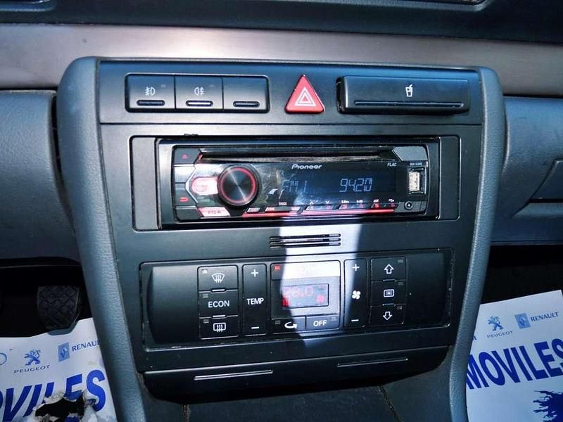 Usado Audi A4 110 CV (80 kW) 1999 Azul Familiar