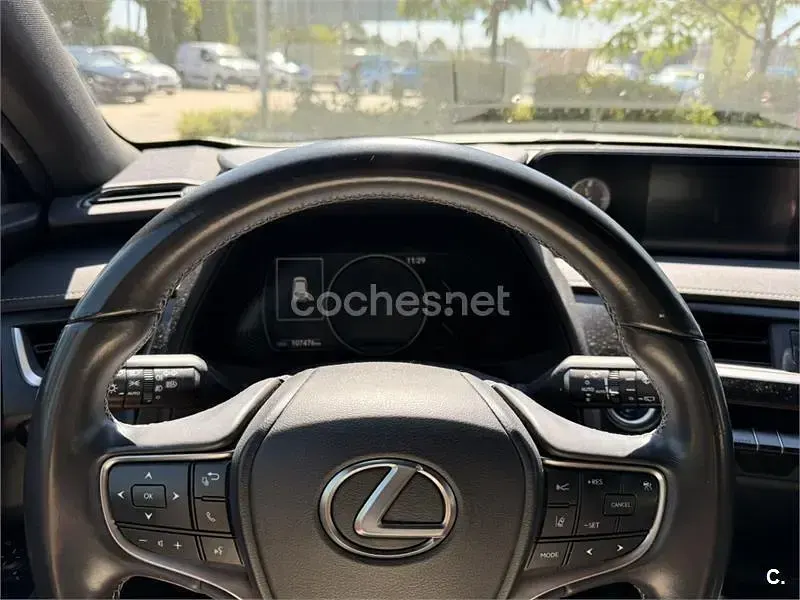 Usado Lexus UX Business Edition 184 CV (135 kW) 2019 Gris / plata SUV