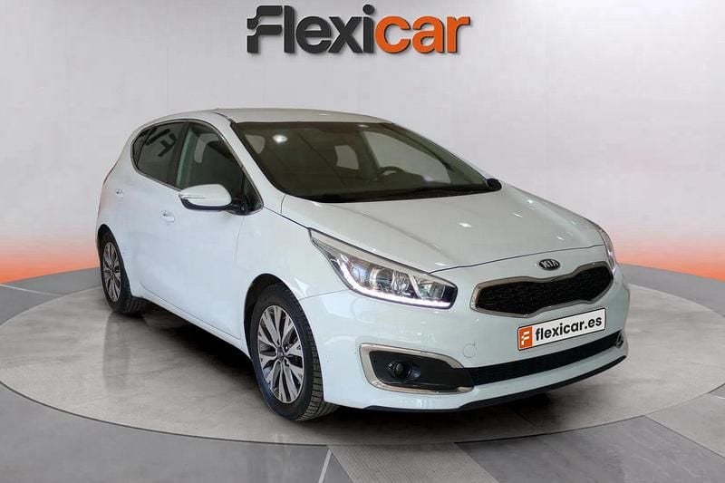 Blanco Usado 2016 Kia Ceed GT Berlina | 9790 € (Precio justo) - Imagen 1/4