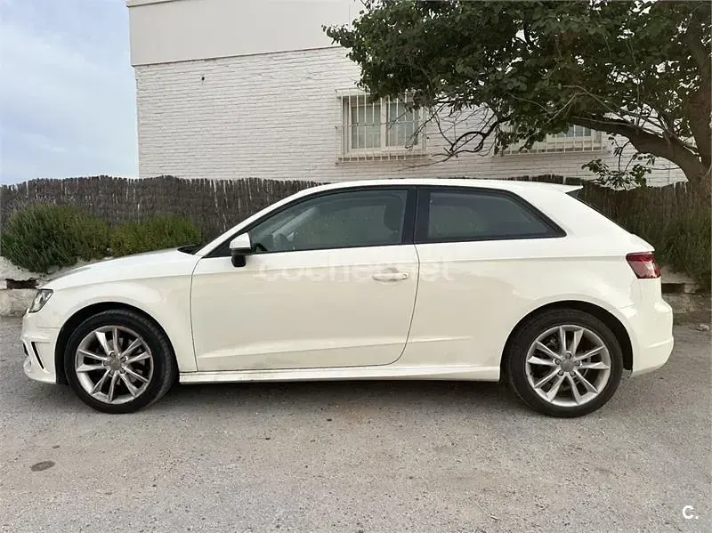 Usado Audi A3 Attraction 105 CV (77 kW) 2014 Blanco Berlina