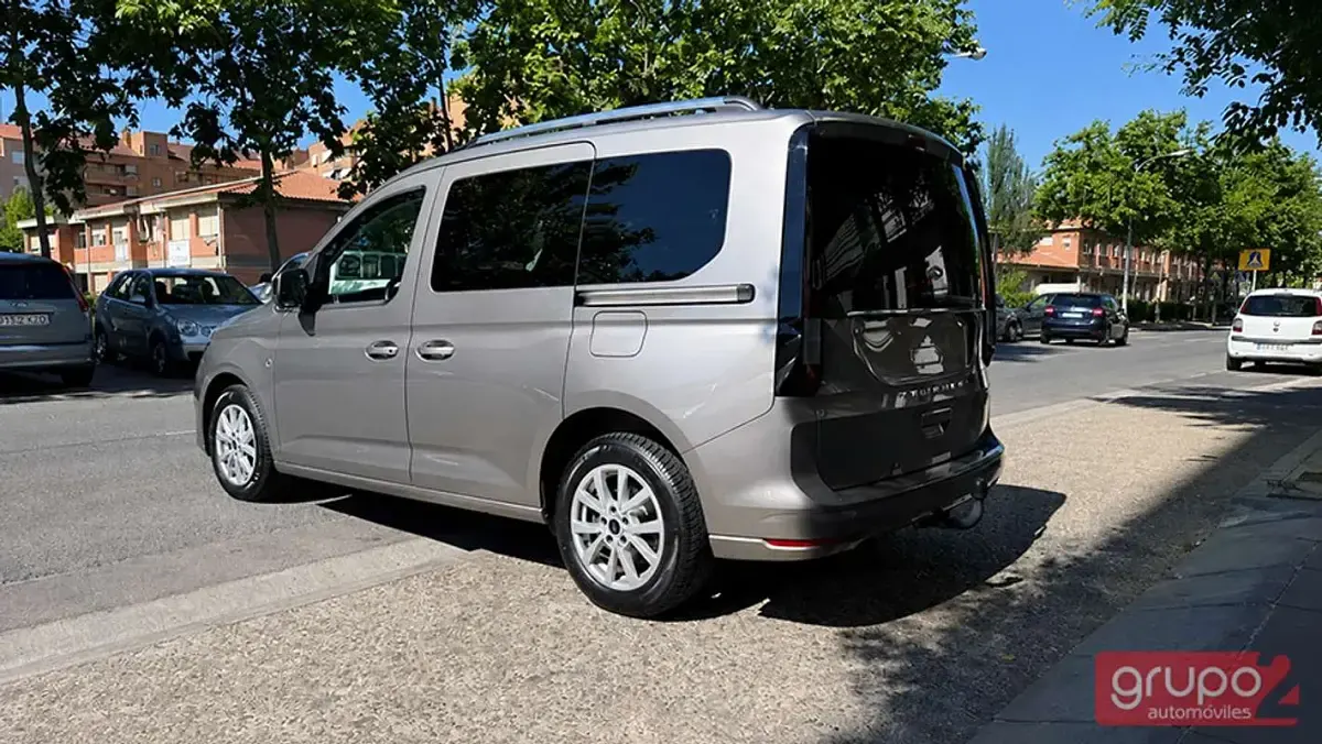 Usado Ford Tourneo Titanium 122 CV (89 kW) 2023 Plateado Van