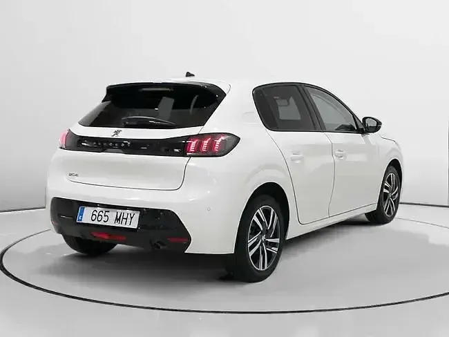 Usado Peugeot 208 Allure 100 CV (73 kW) 2023 Blanco Utilitario